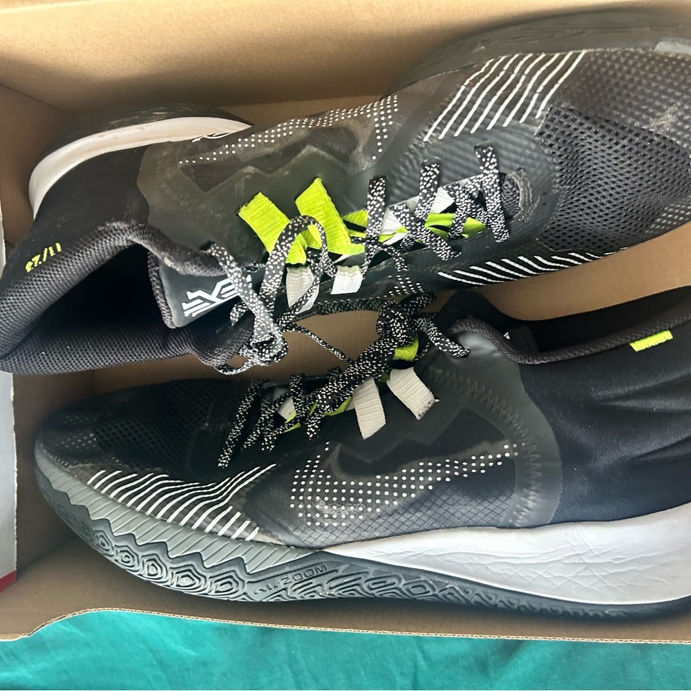 Kyrie flytraps size 14